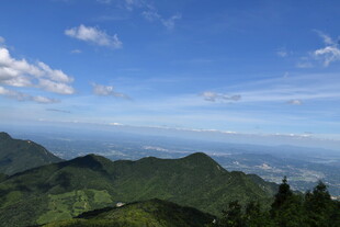 青山蓝天间的壮阔山景
