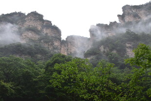 云雾缭绕的壮美山峦
