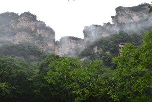 云雾缭绕的壮美山峦景色
