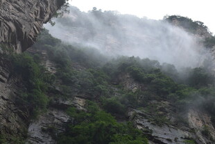 山间云雾缭绕的壮丽景致