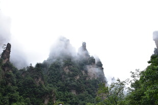 云雾缭绕的壮美山峰