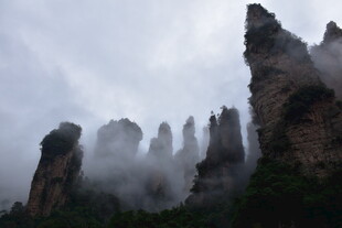 云雾缭绕的奇幻山峰