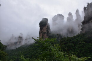 云雾缭绕的壮美奇峰景观
