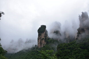 云雾缭绕的壮美奇峰