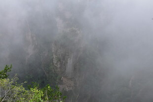 云雾缭绕的山间景致
