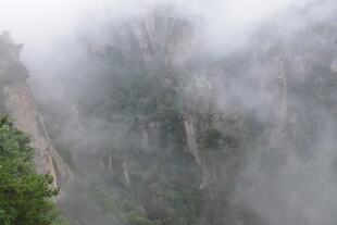云雾缭绕的壮美山峰