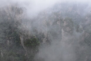 山间云雾缭绕的朦胧美景