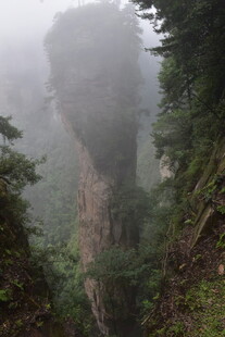 云雾缭绕的险峻奇特山峰
