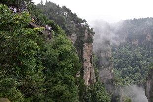 云雾缭绕的壮美山间景色