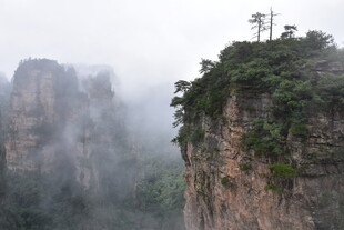 云雾缭绕的险峻山峰