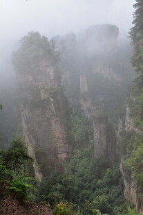 云雾缭绕的险峻山峰