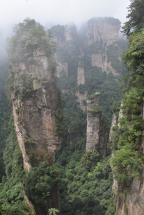 云雾缭绕的壮丽奇峰