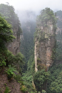 云雾缭绕的壮美奇峰
