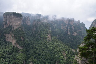 云雾缭绕的壮美山峦