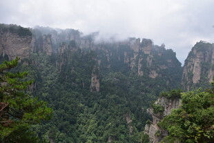 云雾缭绕的壮丽山峦