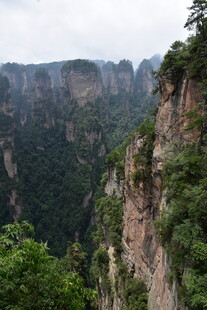 壮丽险峻的山间峡谷景观