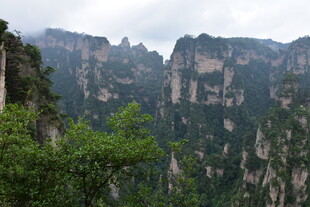 壮丽奇峰 山间绿意盎然