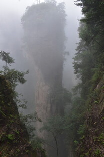 云雾缭绕的壮丽山间奇景