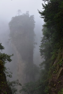 云雾缭绕的险峻山峰