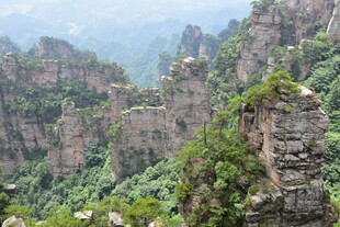 奇峰罗列的壮丽山间景观