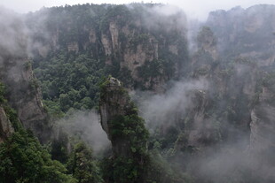 云雾缭绕的壮观山峦景色