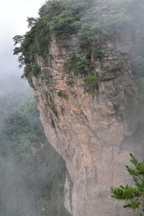 云雾缭绕的险峻悬崖峭壁