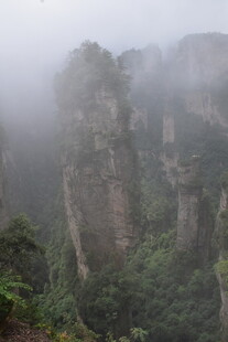 云雾缭绕的壮丽山峰