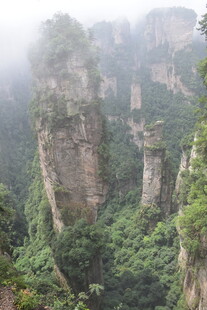 云雾缭绕的壮美奇峰景观