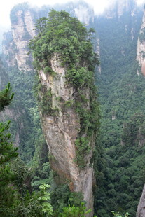 奇峰耸立的山林景观