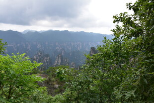 山林云雾间的自然景致