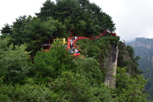 悬崖边的惊险观景台