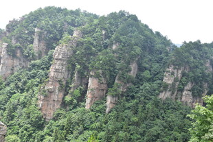 奇峰林立的翠绿山峦
