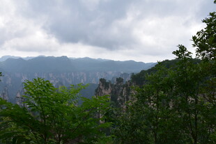 云雾缭绕的壮美山峦景观