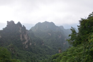 云雾缭绕的壮丽山峦