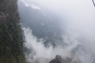 云雾缭绕的山间美景