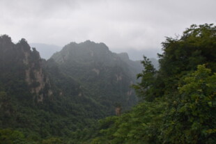 云雾缭绕的壮美山峦景色