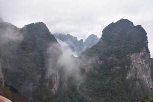 云雾缭绕的壮丽山峦