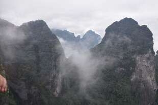云雾缭绕的壮丽山峦