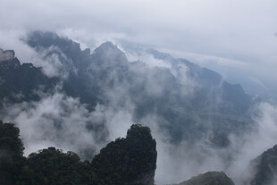 云雾缭绕的壮丽山峦