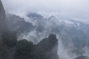 云雾缭绕的壮丽山峰