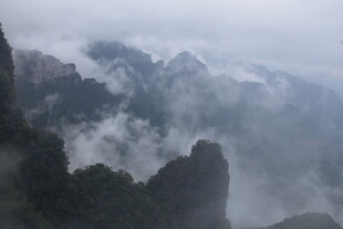 云雾缭绕的壮丽山峰