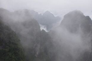 云雾缭绕的壮美山峦