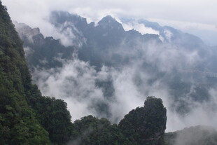 云雾缭绕的壮美山峦