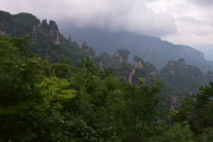 云雾缭绕的壮美山峦