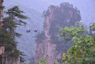 云雾缭绕的壮美山间景色