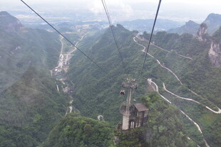 俯瞰山间缆车与壮美景色