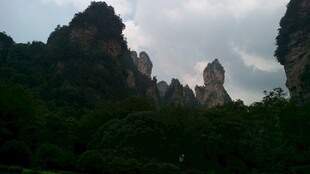 山峦叠翠间的自然美景