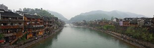 河畔古村落风光