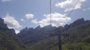 山间电线与壮丽山峦景色