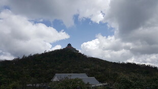 山峦之上的天空与建筑